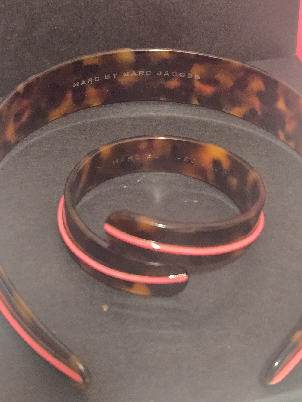 EUC Marc Jacobs Tortoiseshell Resin Logo Headband And Bracelet Set With Box - Picture 2 of 6
